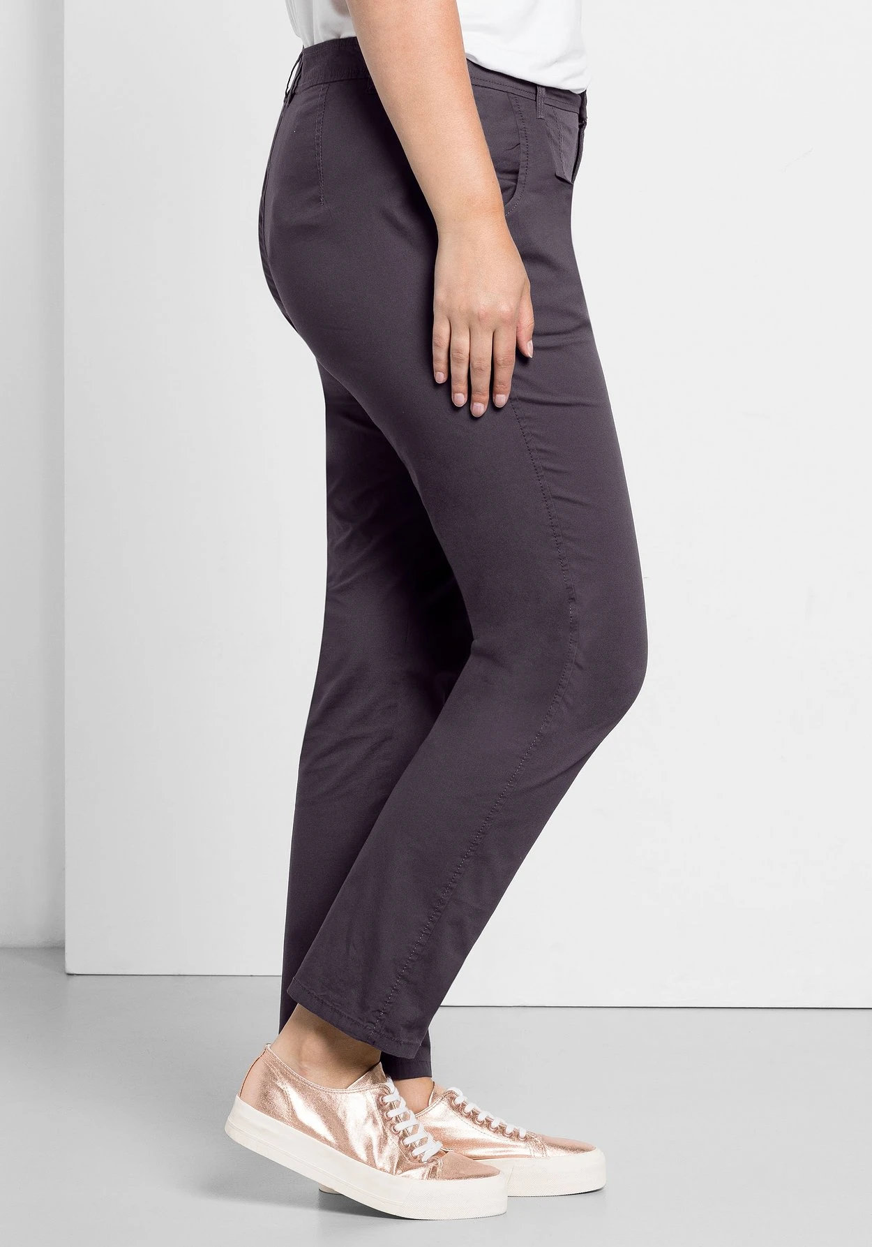 Sheego Schmal Zulaufende Chinohose Mit Bundfalten 4 Sheego Schmal Zulaufende Chinohose Mit Bundfalten – Bild 2