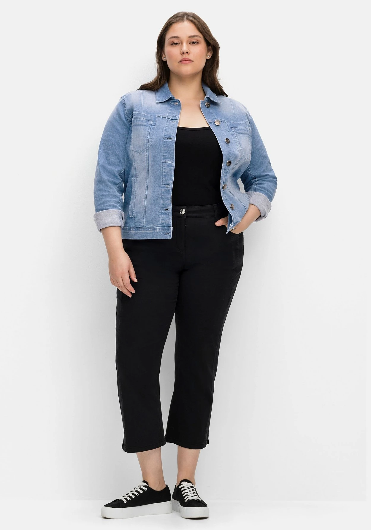 Sheego Jeansjacke In Leicht Taillierter Und Verkürzter Form 5 Sheego Jeansjacke In Leicht Taillierter Und Verkürzter Form – Bild 4