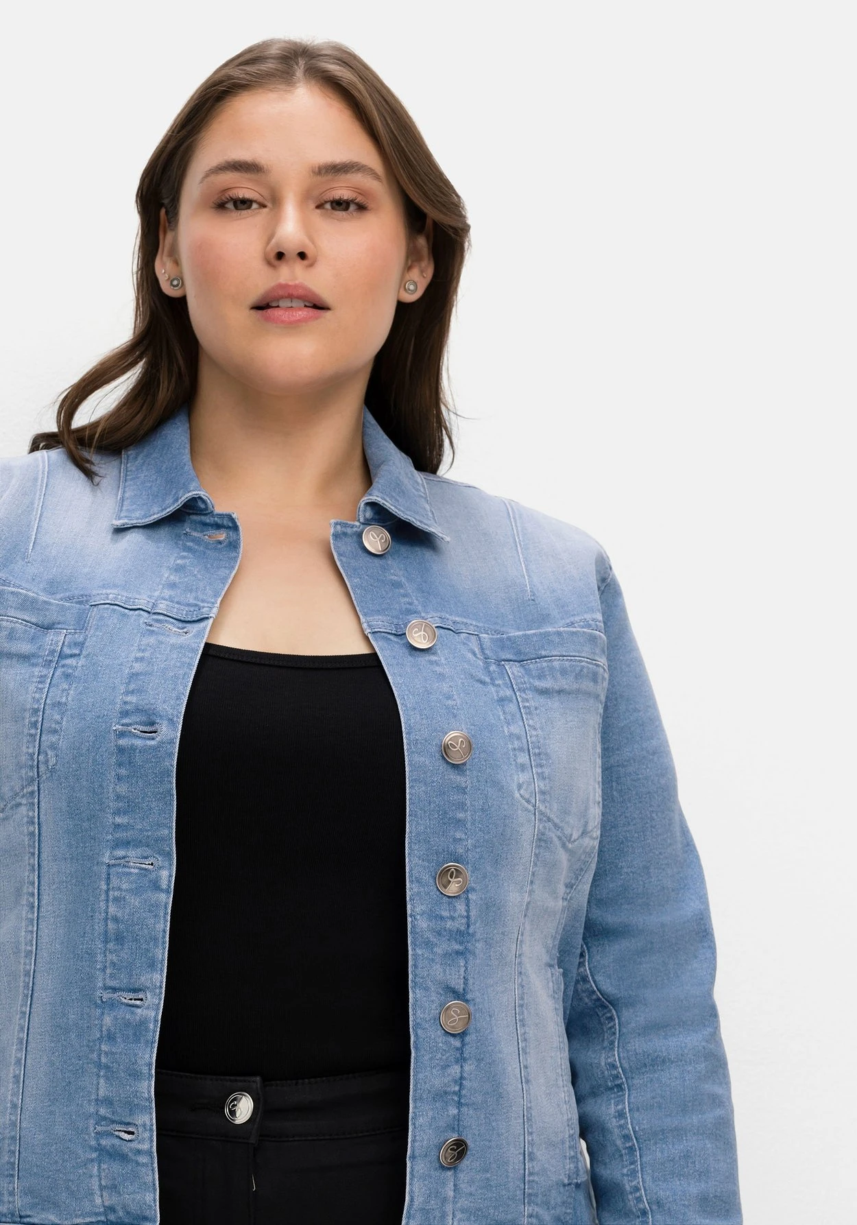 Sheego Jeansjacke In Leicht Taillierter Und Verkürzter Form 6 Sheego Jeansjacke In Leicht Taillierter Und Verkürzter Form – Bild 5