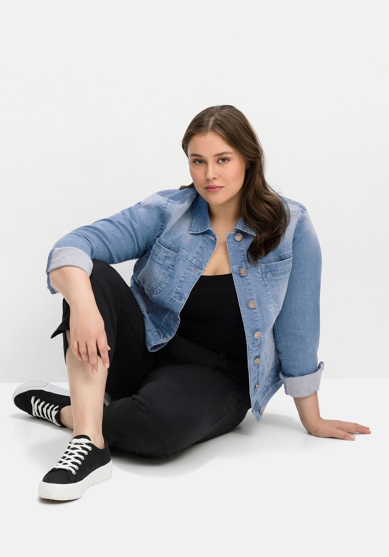 Sheego Jeansjacke In Leicht Taillierter Und Verkürzter Form 7 Sheego Jeansjacke In Leicht Taillierter Und Verkürzter Form – Bild 6