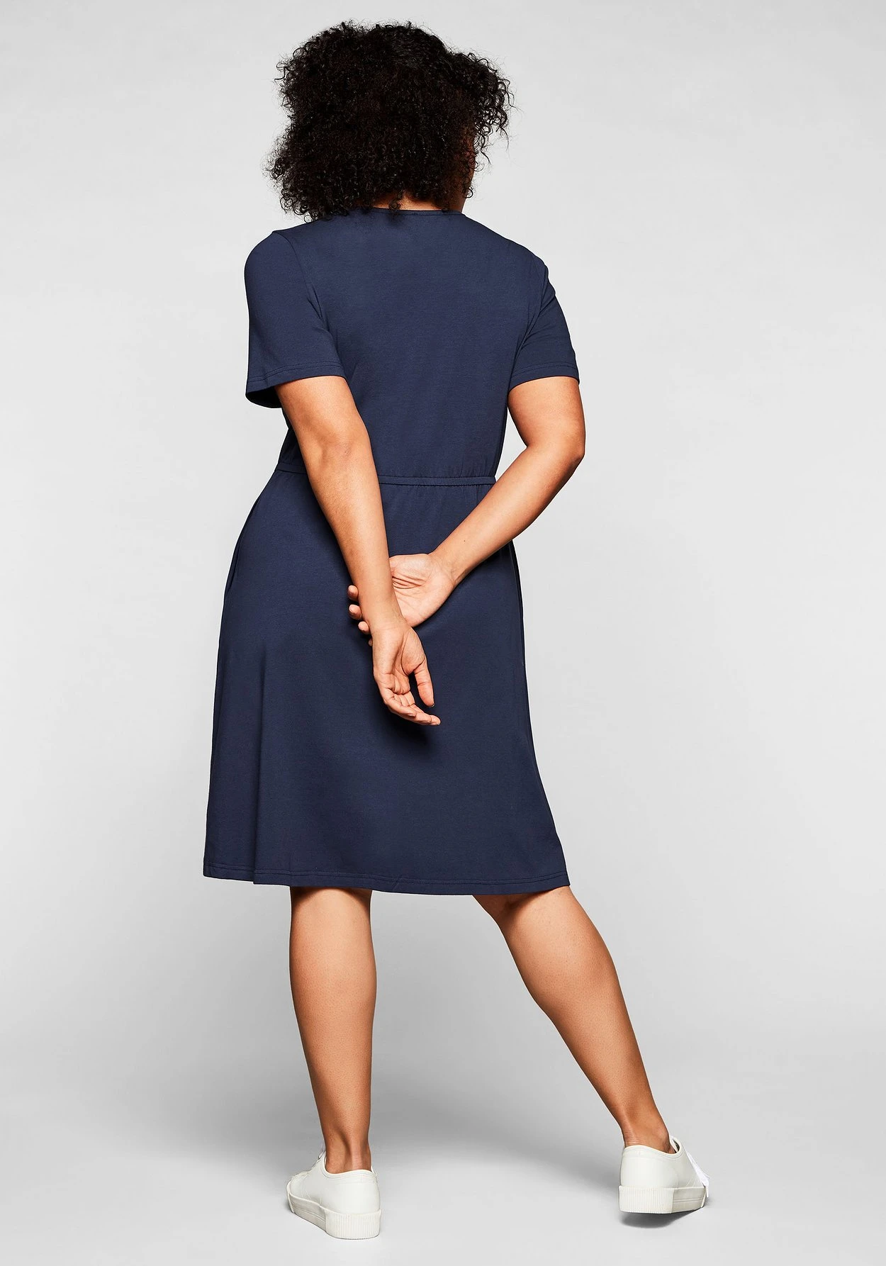 Sheego Jerseykleid Mit Cut-out Am Ausschnitt 5 Sheego Jerseykleid Mit Cut-out Am Ausschnitt – Bild 3