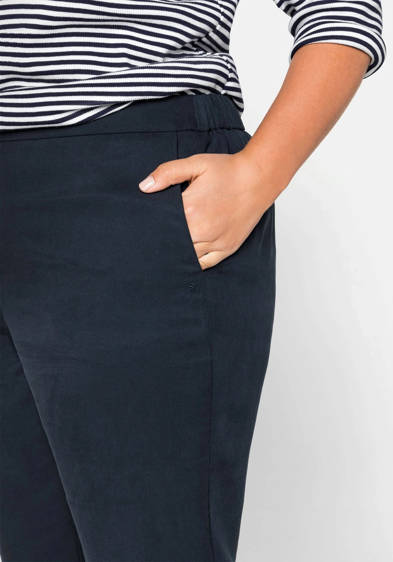 Sheego Gerade Hose Mit Seitenschlitzen Aus TENCEL™ Lyocell 9 Sheego Gerade Hose Mit Seitenschlitzen Aus TENCEL™ Lyocell – Bild 7