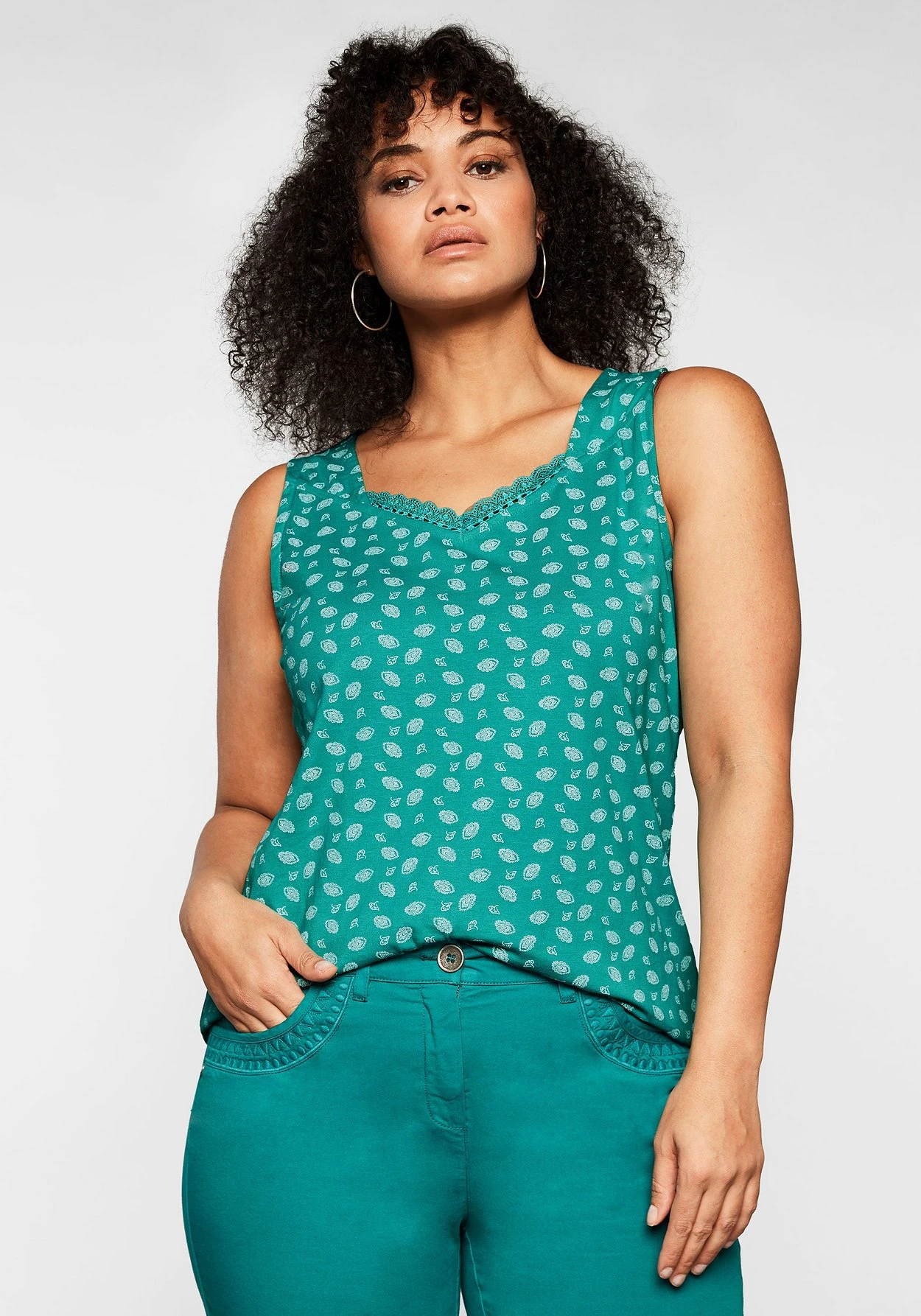 Sheego Top Mit Alloverdruck Und Spitze Am Ausschnitt 3 Sheego Top Mit Alloverdruck Und Spitze Am Ausschnitt