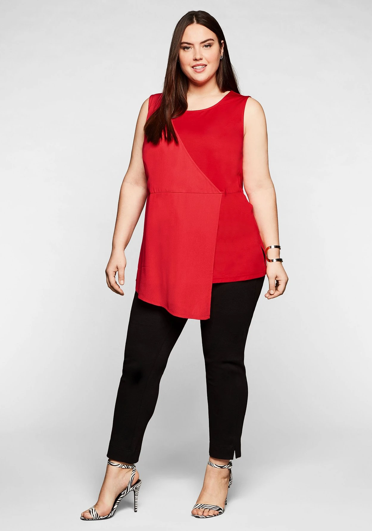 Sheego Top In Layer- Und Wickeloptik, Im Materialmix 6 Sheego Top In Layer- Und Wickeloptik, Im Materialmix – Bild 4