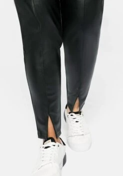 Sheego Leggings In Lederoptik, Mit Schlitz Am Saum 16 Sheego Leggings In Lederoptik, Mit Schlitz Am Saum -Sheego Verkaufsgeschäft 14002900289 043D4 02 SH