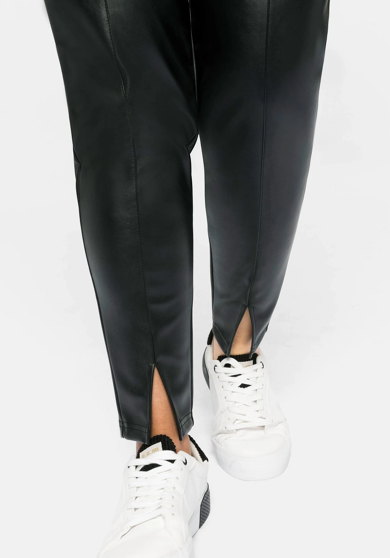 Sheego Leggings In Lederoptik, Mit Schlitz Am Saum 9 Sheego Leggings In Lederoptik, Mit Schlitz Am Saum – Bild 7