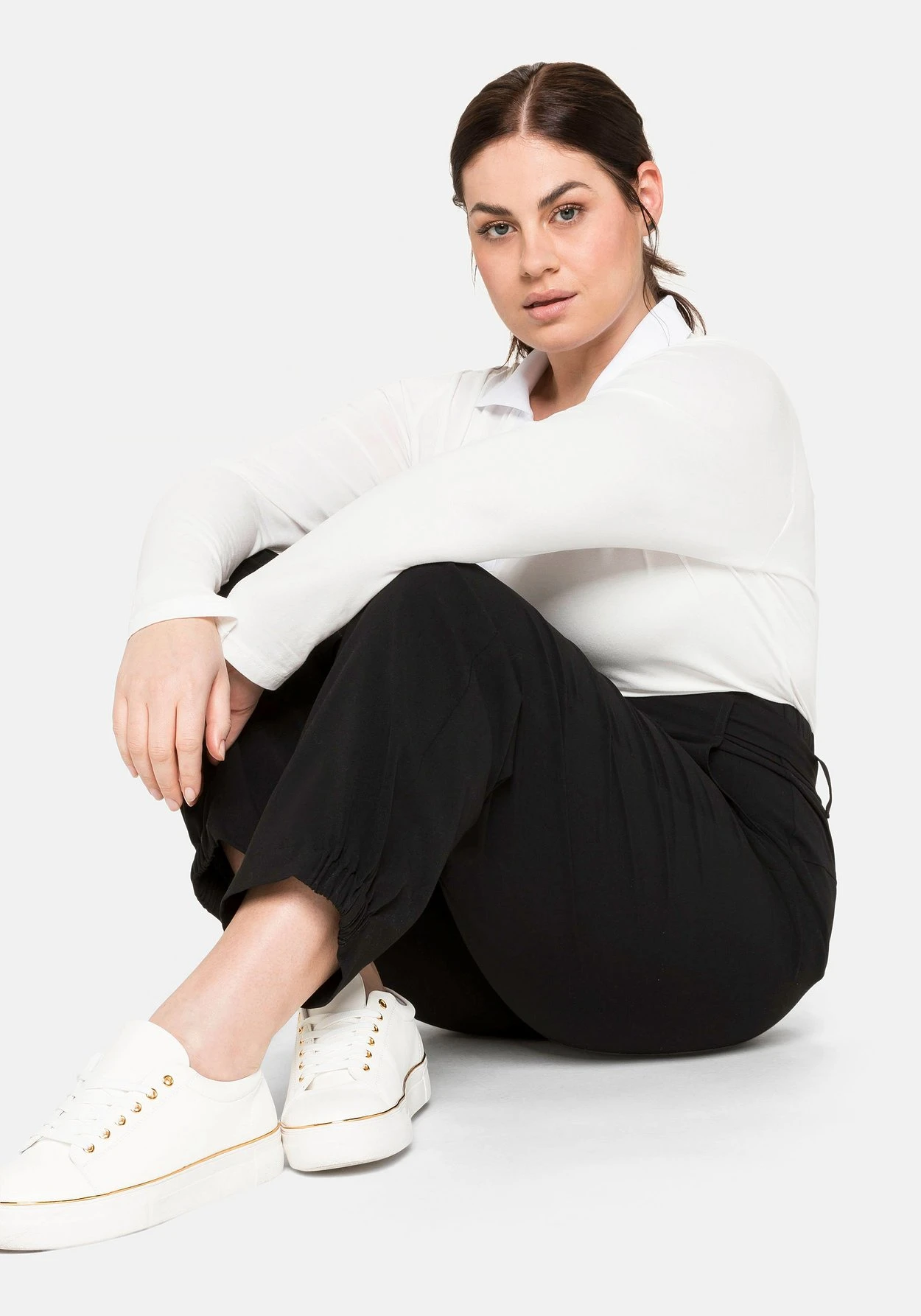 Sheego Joggpants Im Cargostil, Mit High-Waist-Bund 10 Sheego Joggpants Im Cargostil, Mit High-Waist-Bund – Bild 8