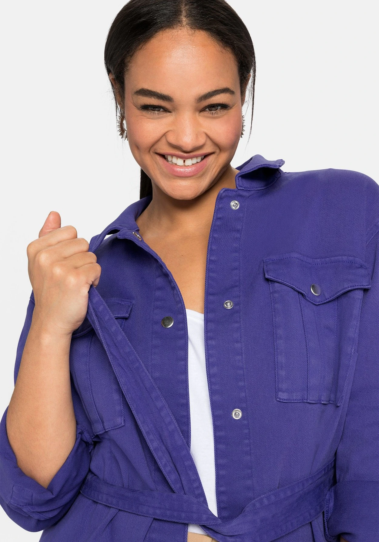 Sheego Jeansjacke Im Hemdblusen-Stil, Mit Bindegürtel 7 Sheego Jeansjacke Im Hemdblusen-Stil, Mit Bindegürtel – Bild 5