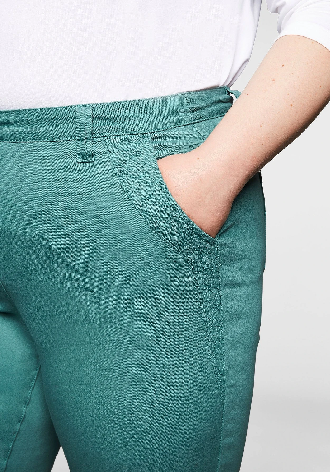 Sheego Hose Im Mom-Schnitt Mit High-Waist-Bund 9 Sheego Hose Im Mom-Schnitt Mit High-Waist-Bund – Bild 7