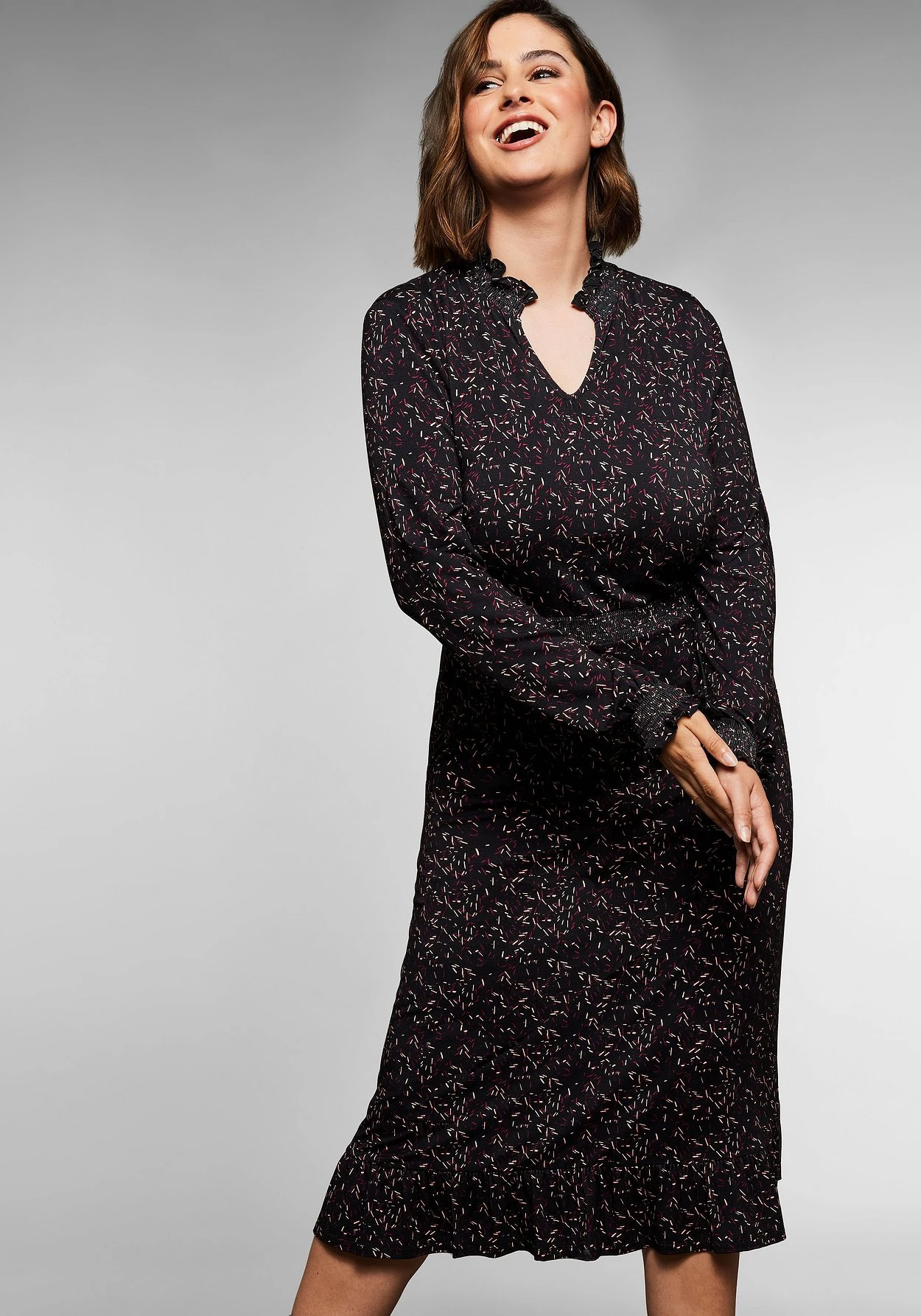 Sheego Figurbetontes Midikleid Mit Smokdetails 8 Sheego Figurbetontes Midikleid Mit Smokdetails – Bild 6