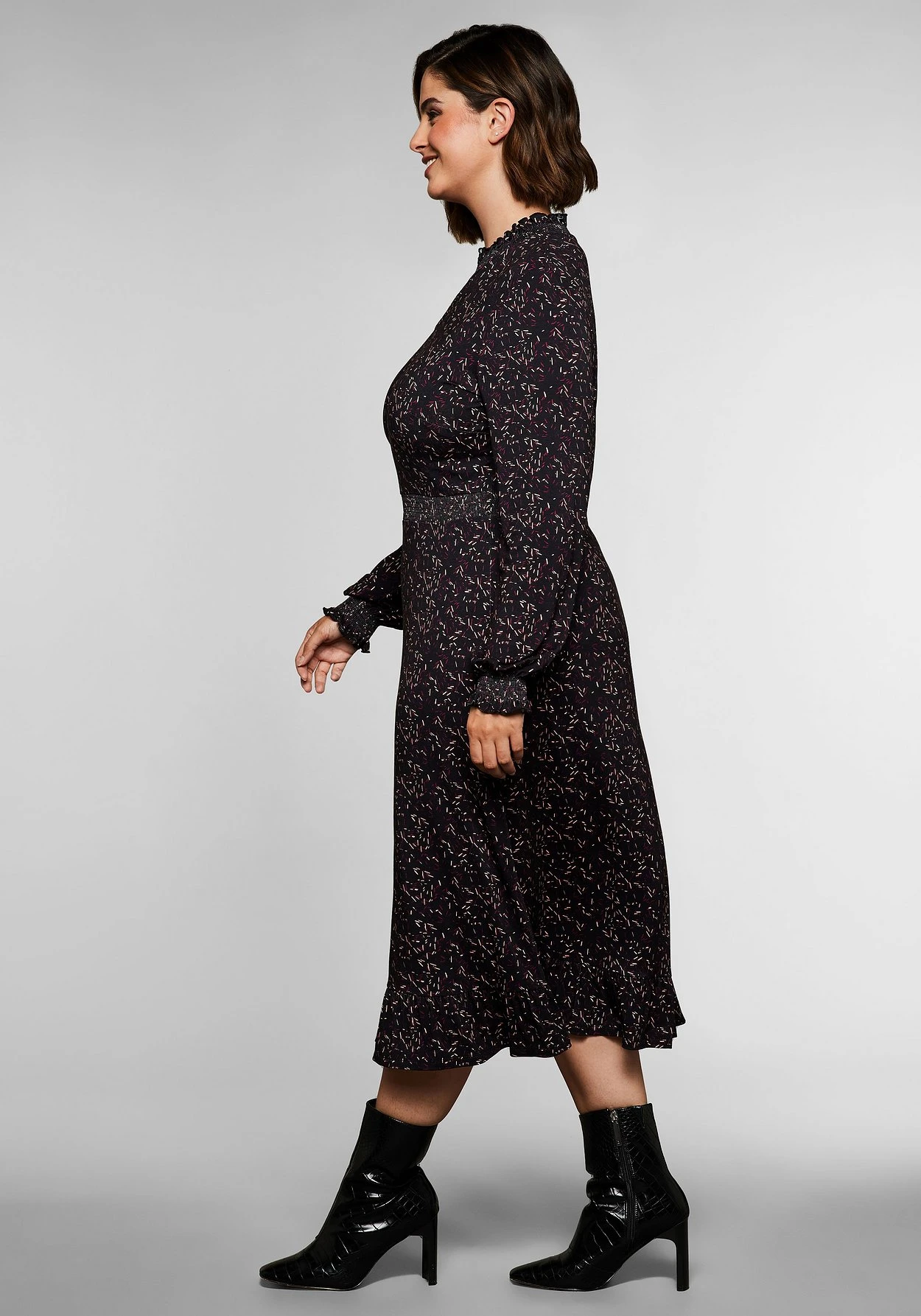 Sheego Figurbetontes Midikleid Mit Smokdetails 4 Sheego Figurbetontes Midikleid Mit Smokdetails – Bild 2