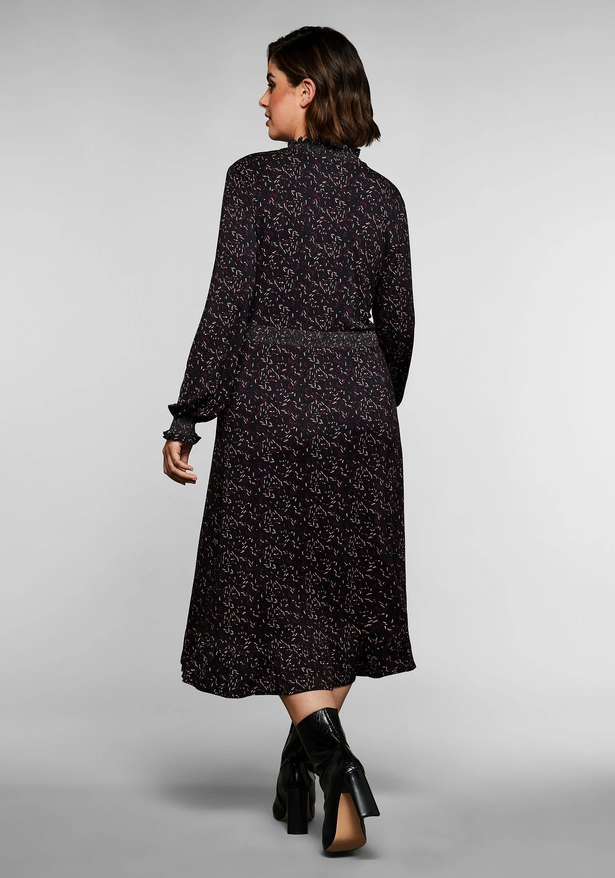 Sheego Figurbetontes Midikleid Mit Smokdetails 5 Sheego Figurbetontes Midikleid Mit Smokdetails – Bild 3