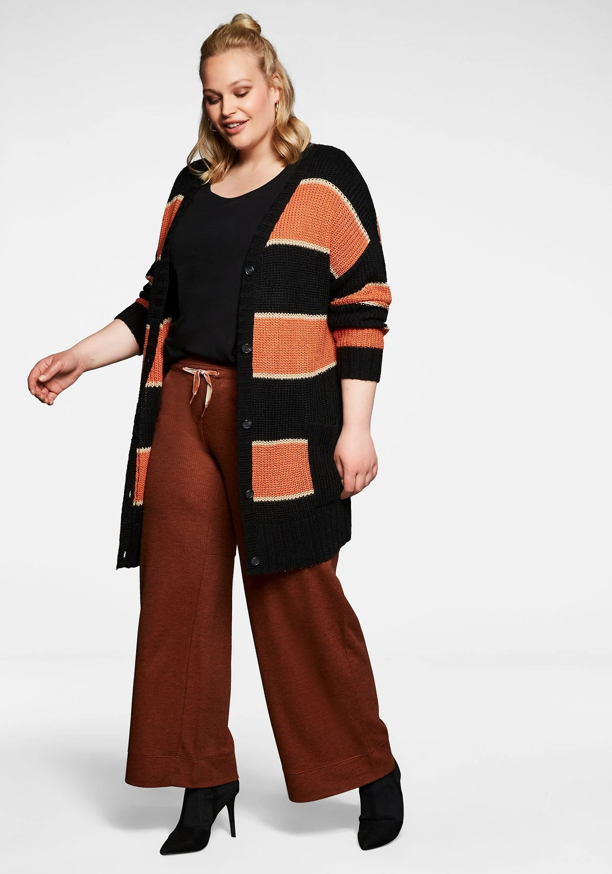 Sheego Weite Joggpants Mit Cargotaschen Aus Samt 7 Sheego Weite Joggpants Mit Cargotaschen Aus Samt – Bild 5