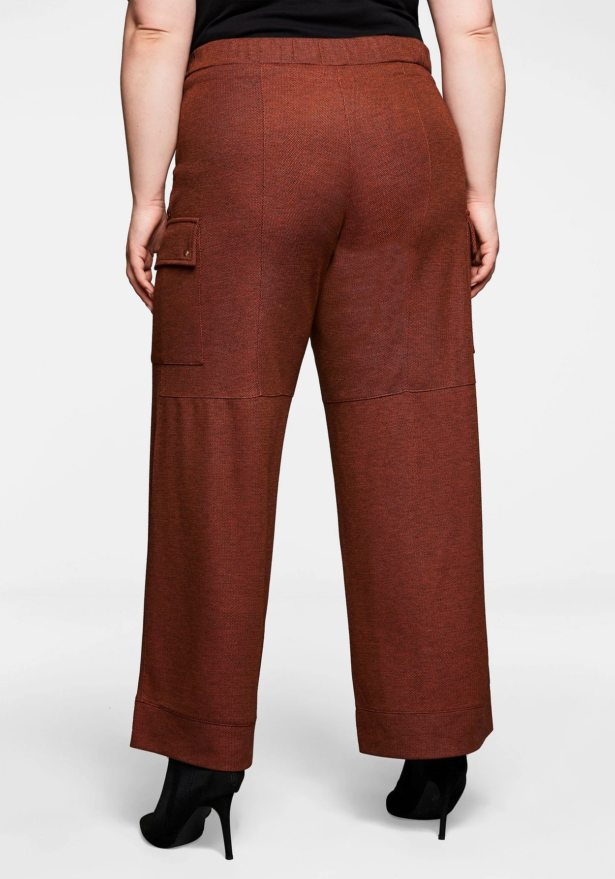 Sheego Weite Joggpants Mit Cargotaschen Aus Samt 5 Sheego Weite Joggpants Mit Cargotaschen Aus Samt – Bild 3