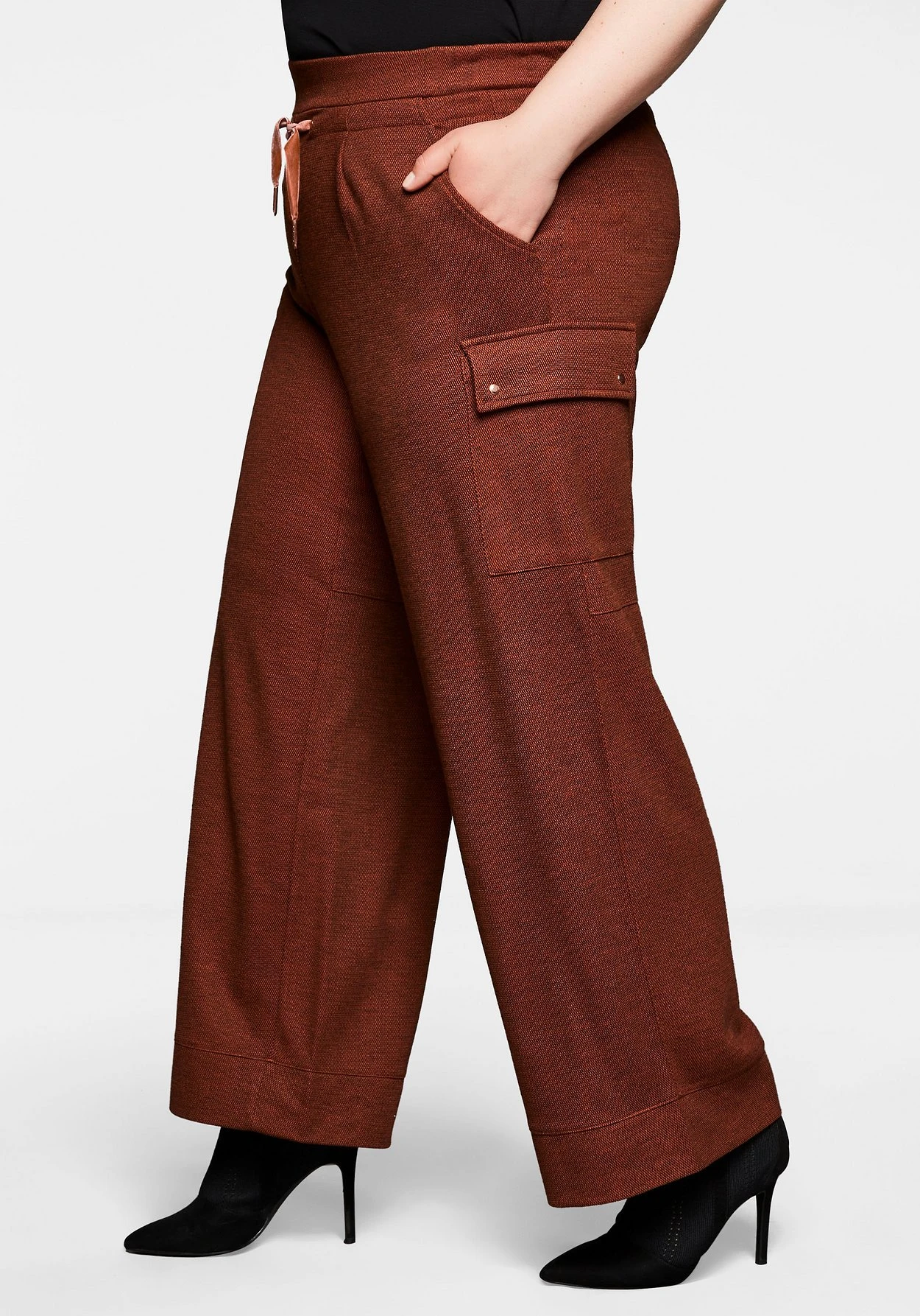Sheego Weite Joggpants Mit Cargotaschen Aus Samt 4 Sheego Weite Joggpants Mit Cargotaschen Aus Samt – Bild 2