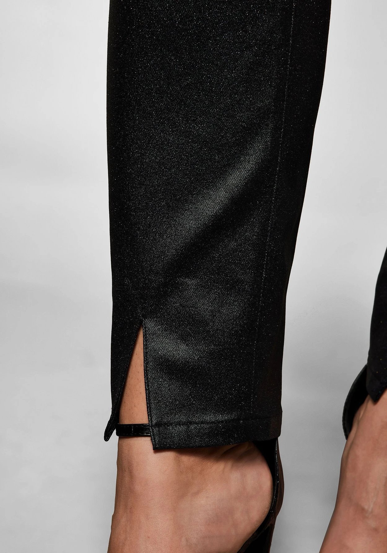 Sheego Schmale Hose Mit Glitzerdruck-Beschichtung 9 Sheego Schmale Hose Mit Glitzerdruck-Beschichtung – Bild 7