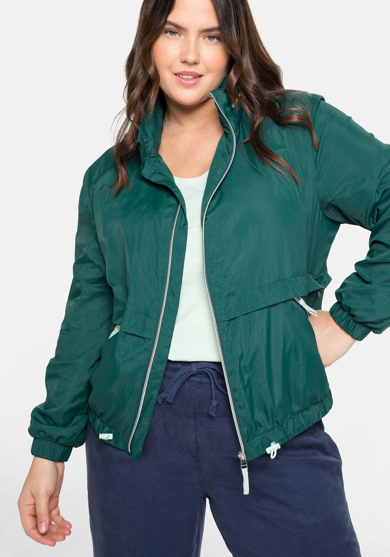 Sheego Windbreaker Mit Kapuze, In Kleiner Tasche Verstaubar 7 Sheego Windbreaker Mit Kapuze, In Kleiner Tasche Verstaubar – Bild 5