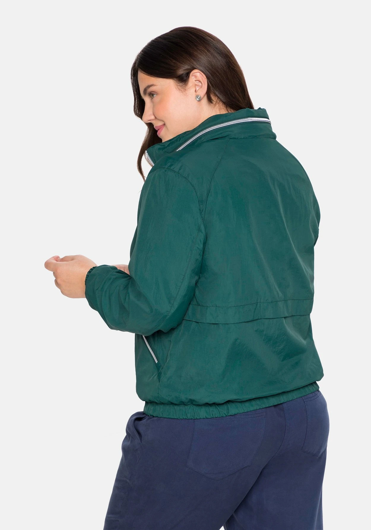 Sheego Windbreaker Mit Kapuze, In Kleiner Tasche Verstaubar 4 Sheego Windbreaker Mit Kapuze, In Kleiner Tasche Verstaubar – Bild 2