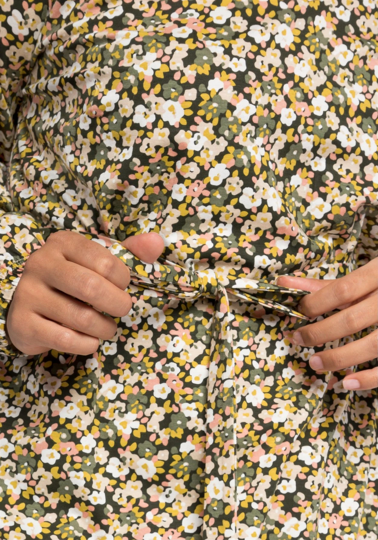 Sheego Jerseykleid Mit Millefleurs-Druck Und V-Ausschnitt 8 Sheego Jerseykleid Mit Millefleurs-Druck Und V-Ausschnitt – Bild 6