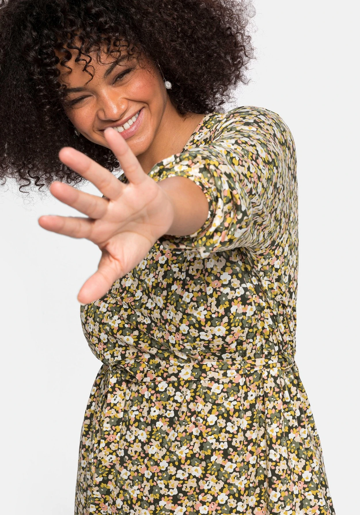 Sheego Jerseykleid Mit Millefleurs-Druck Und V-Ausschnitt 7 Sheego Jerseykleid Mit Millefleurs-Druck Und V-Ausschnitt – Bild 5