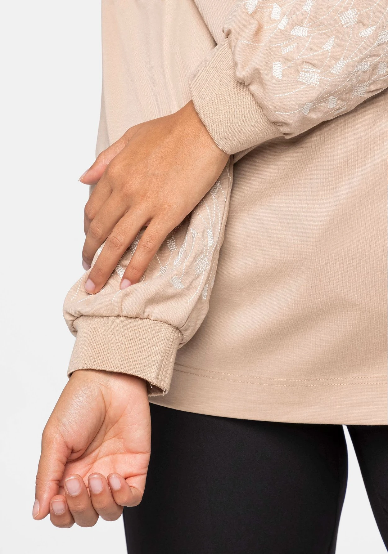 Sheego Langarmshirt Mit Stickerei Am Ärmel 8 Sheego Langarmshirt Mit Stickerei Am Ärmel – Bild 6