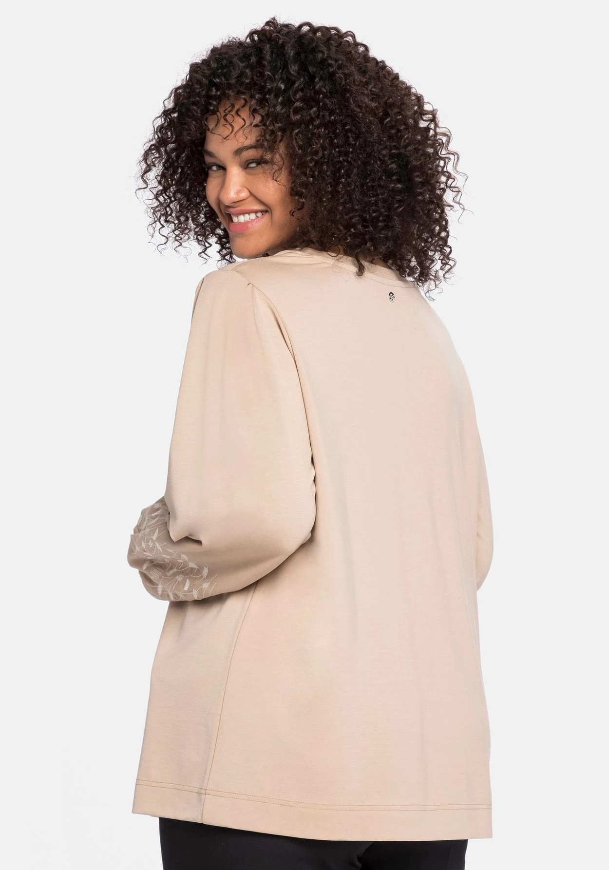 Sheego Langarmshirt Mit Stickerei Am Ärmel 4 Sheego Langarmshirt Mit Stickerei Am Ärmel – Bild 2