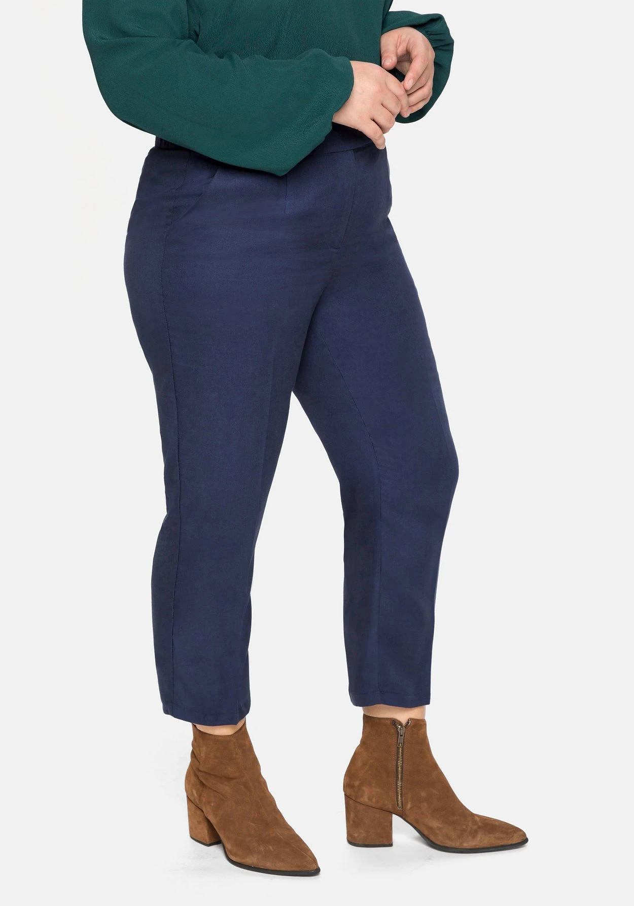 Sheego Hose In 7/8-Länge, Mit Bügelfalte Und In Leichter Struktur 4 Sheego Hose In 7/8-Länge, Mit Bügelfalte Und In Leichter Struktur – Bild 2