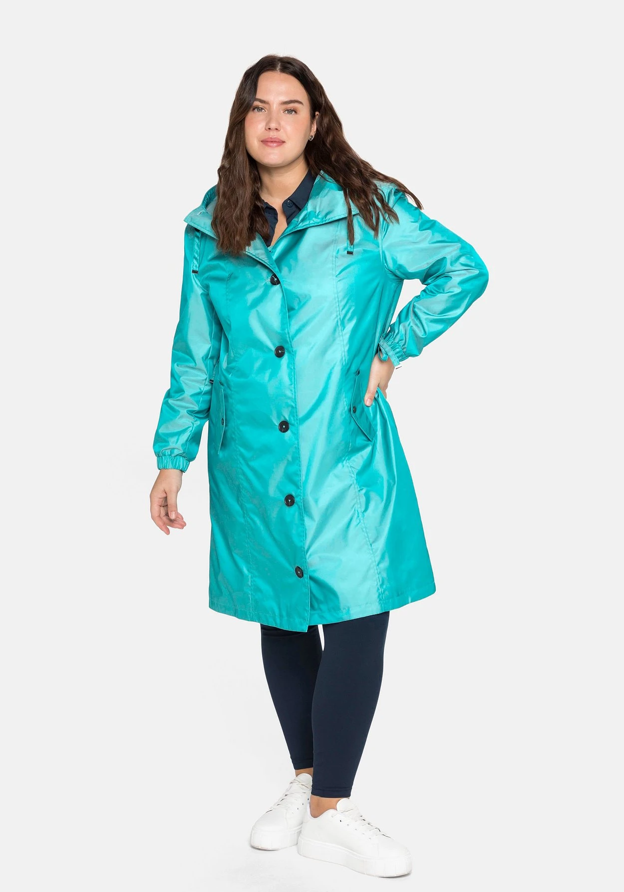 Sheego Übergangsmantel In Schimmernder Two-Tone-Optik 6 Sheego Übergangsmantel In Schimmernder Two-Tone-Optik – Bild 4