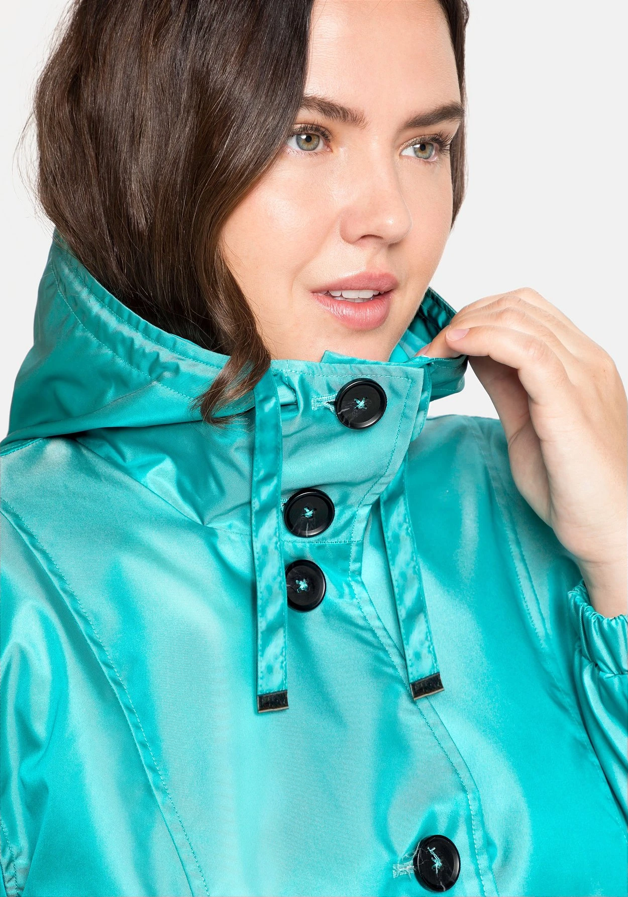 Sheego Übergangsmantel In Schimmernder Two-Tone-Optik 8 Sheego Übergangsmantel In Schimmernder Two-Tone-Optik – Bild 6