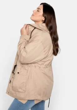 Sheego Leichte Kapuzen-Outdoorjacke, Wasserabweisend 13 Sheego Leichte Kapuzen-Outdoorjacke, Wasserabweisend -Sheego Verkaufsgeschäft 14281200539 048M5 02 SH