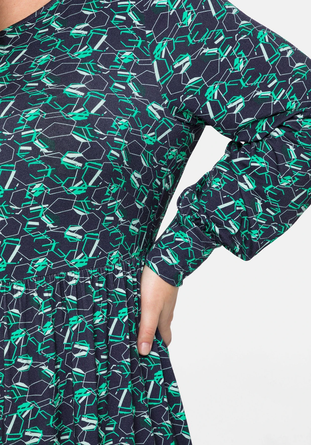 Sheego Jerseykleid Mit Alloverdruck Und Schlüssellochdetail 8 Sheego Jerseykleid Mit Alloverdruck Und Schlüssellochdetail – Bild 6