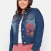 Jeansjacke Mit Blumenstickerei, Taillierte Form 1 Jeansjacke Mit Blumenstickerei, Taillierte Form -Sheego Verkaufsgeschäft 14303500053 048OO 02 SH