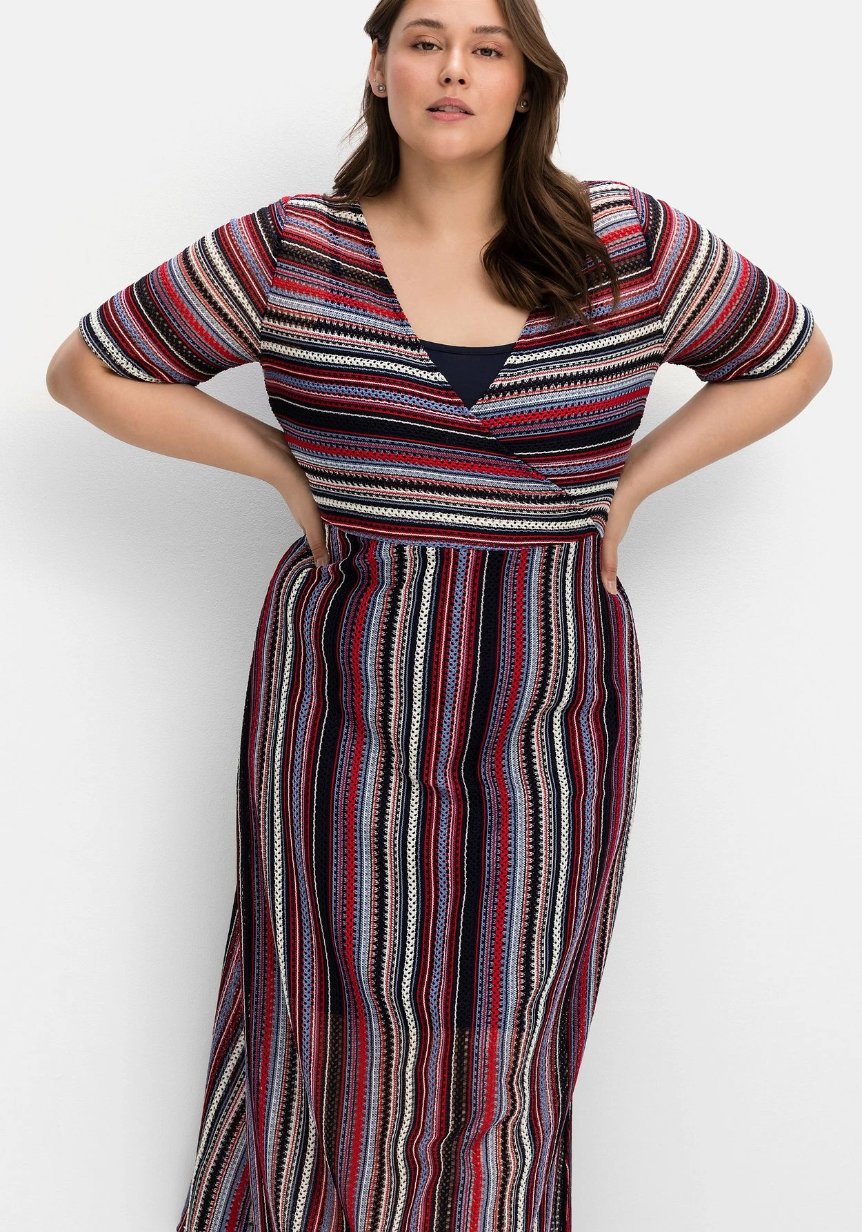 Sheego Maxikleidin Wickeloptik, Mit Unterkleid 3 Sheego Maxikleidin Wickeloptik, Mit Unterkleid