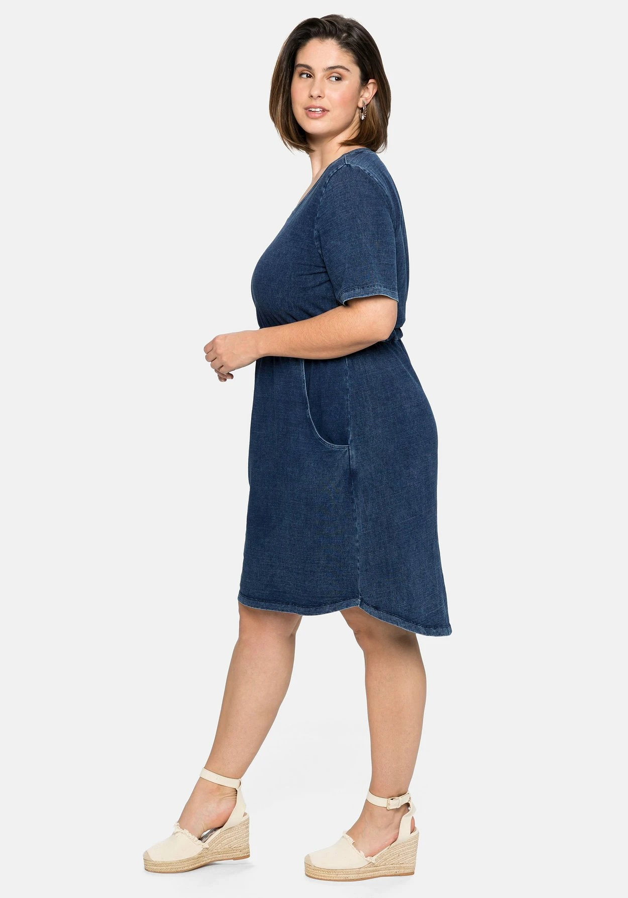 Sheego Jerseykleid In Denim-Optik, Mit Taillennaht 4 Sheego Jerseykleid In Denim-Optik, Mit Taillennaht – Bild 2