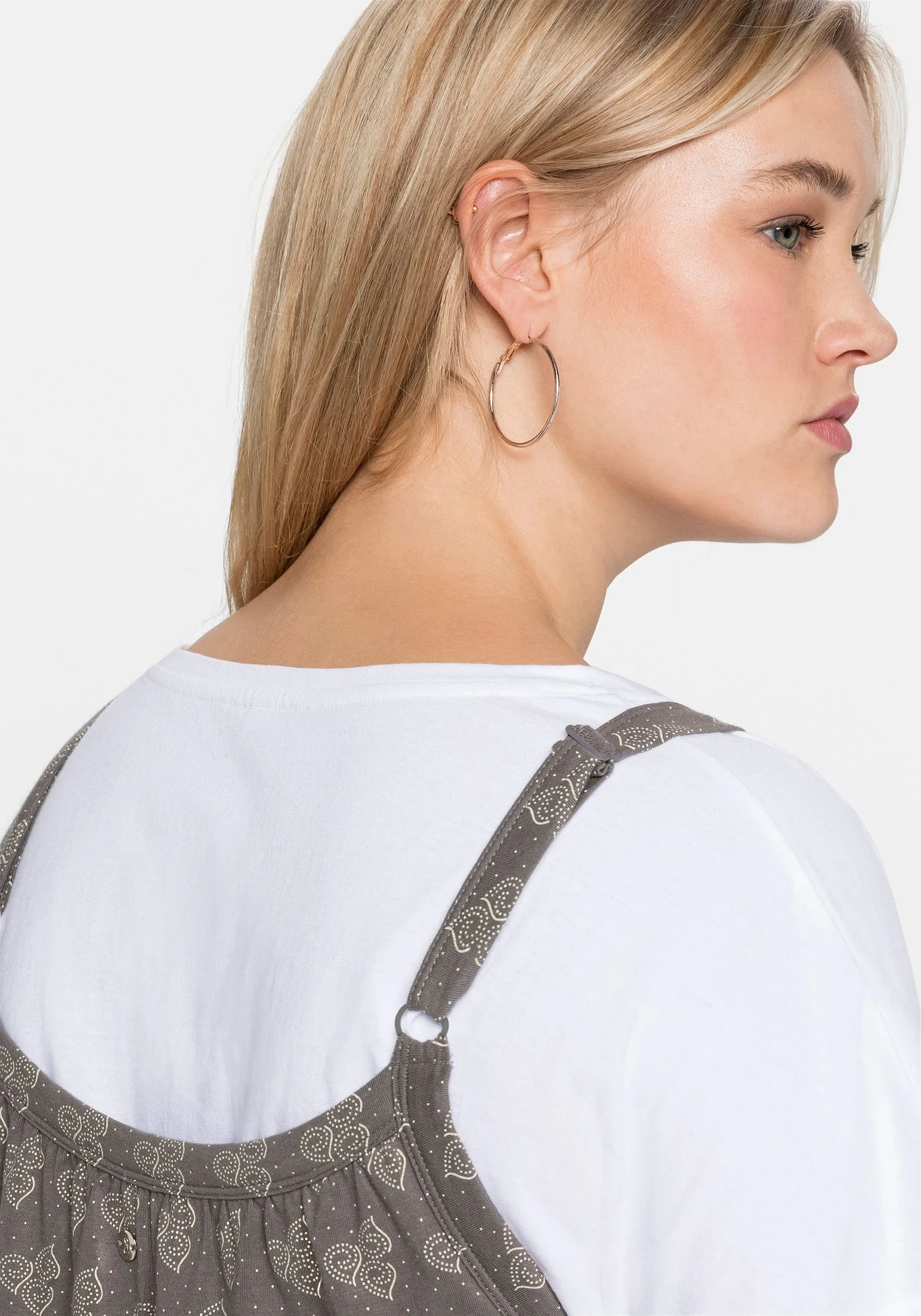 Sheego Trägerkleid Mit Shirt, In A-Linie Und Mit Alloverdruck 8 Sheego Trägerkleid Mit Shirt, In A-Linie Und Mit Alloverdruck – Bild 6