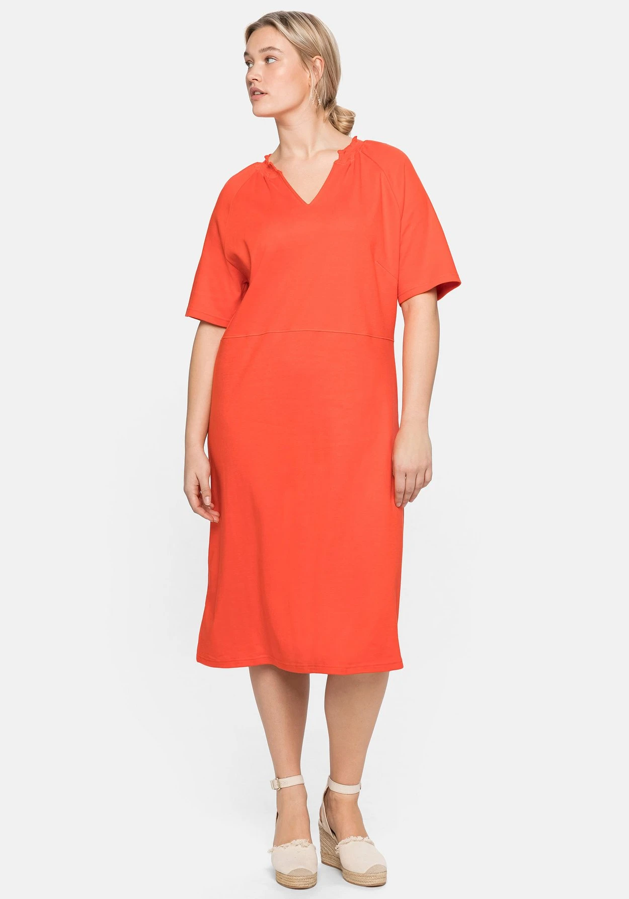 Sheego Shirtkleid Mit Gesmoktem V-Ausschnitt 8 Sheego Shirtkleid Mit Gesmoktem V-Ausschnitt – Bild 6