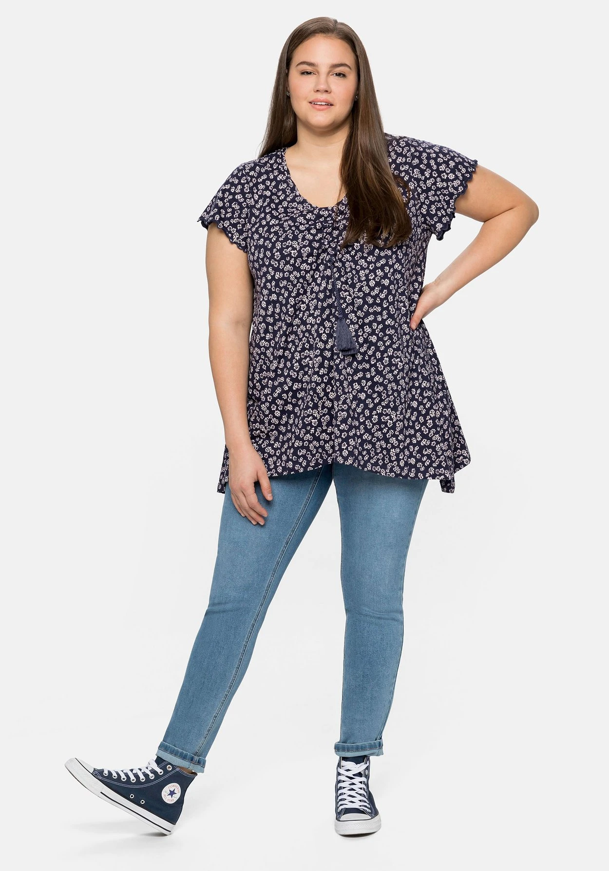 Sheego Shirt Mit Alloverdruck, In Zipfelform 6 Sheego Shirt Mit Alloverdruck, In Zipfelform – Bild 4