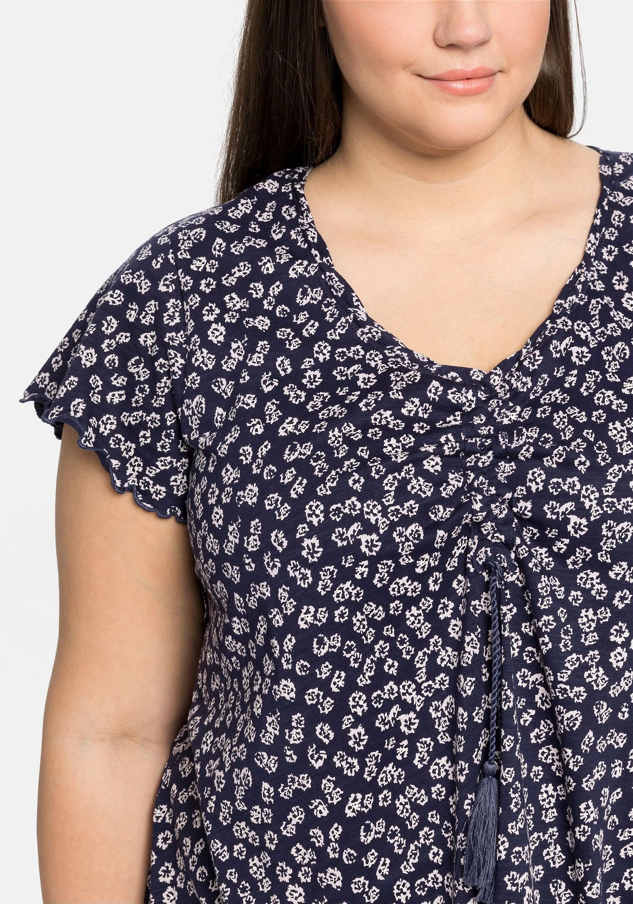 Sheego Shirt Mit Alloverdruck, In Zipfelform 7 Sheego Shirt Mit Alloverdruck, In Zipfelform – Bild 5