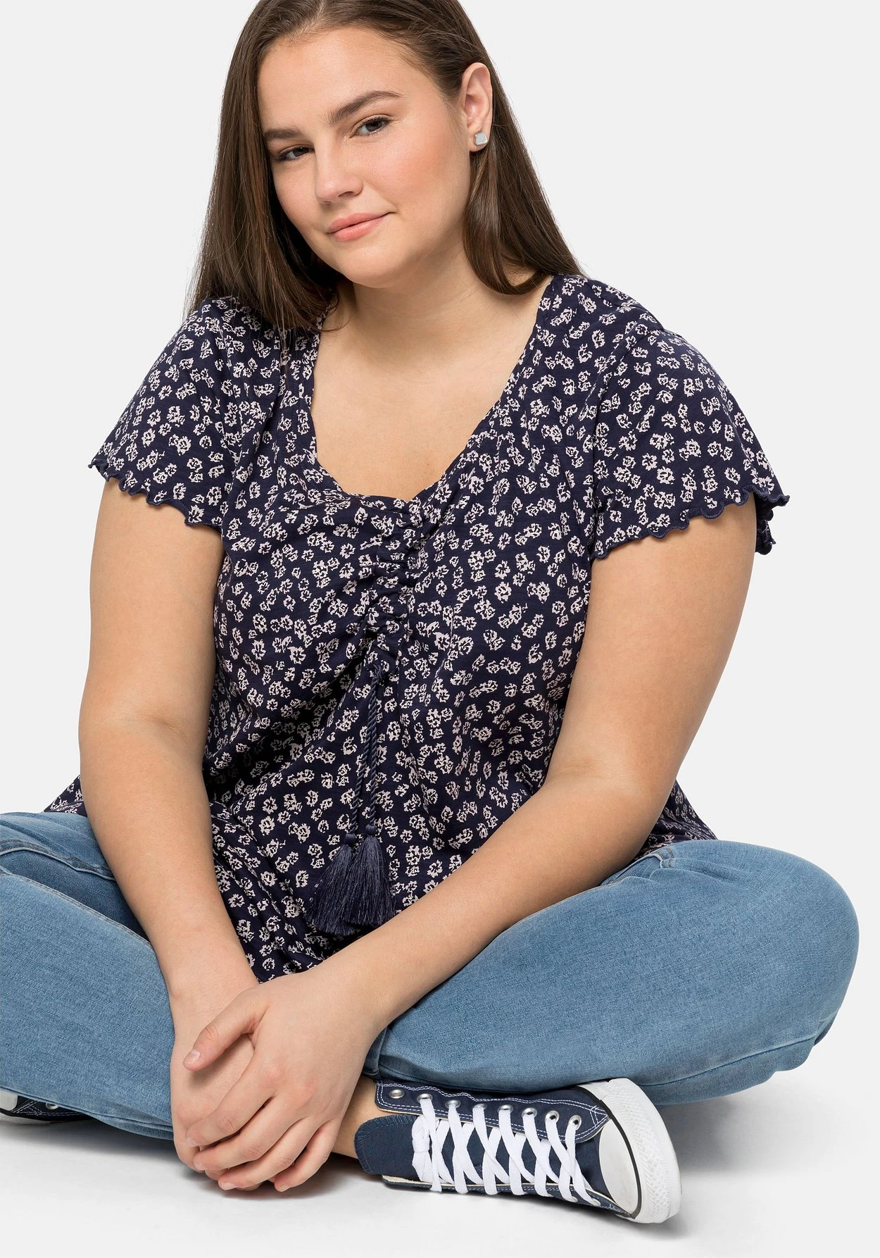 Sheego Shirt Mit Alloverdruck, In Zipfelform 8 Sheego Shirt Mit Alloverdruck, In Zipfelform – Bild 6