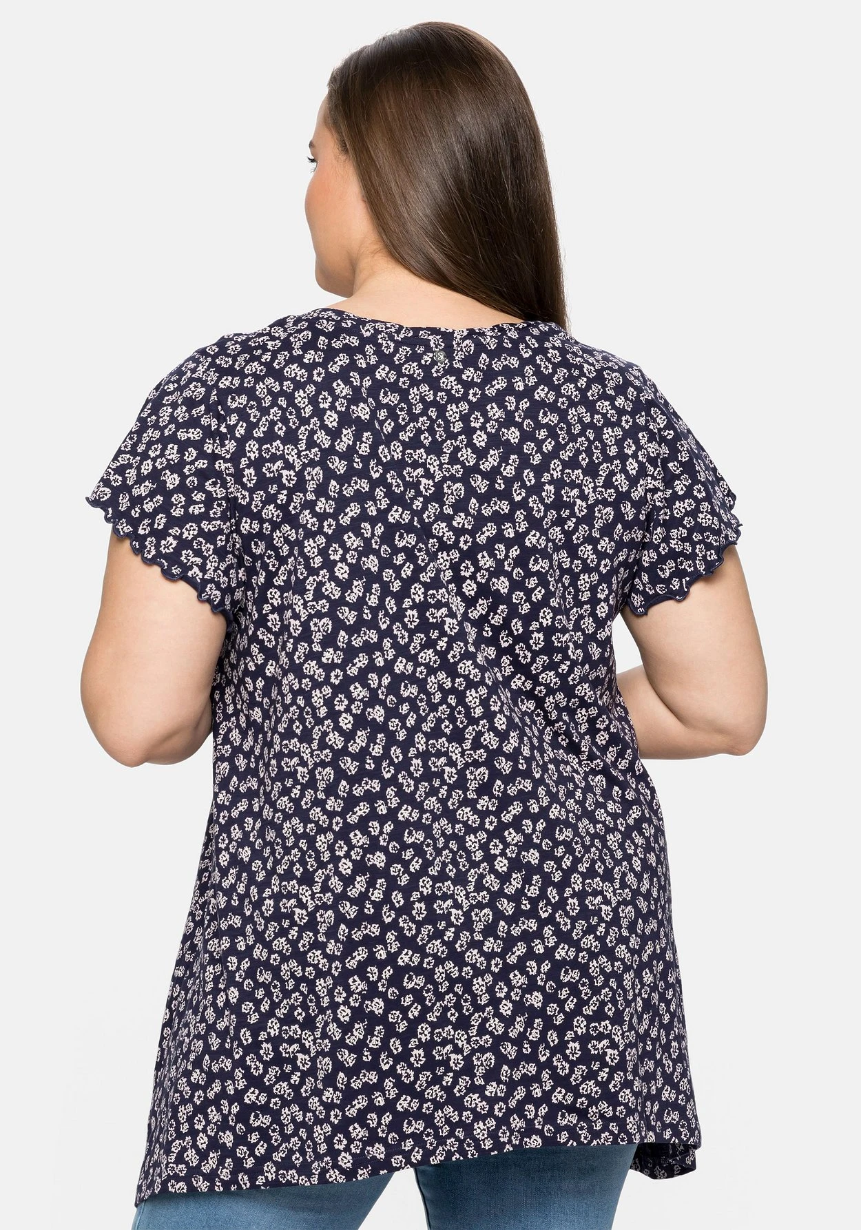 Sheego Shirt Mit Alloverdruck, In Zipfelform 4 Sheego Shirt Mit Alloverdruck, In Zipfelform – Bild 2