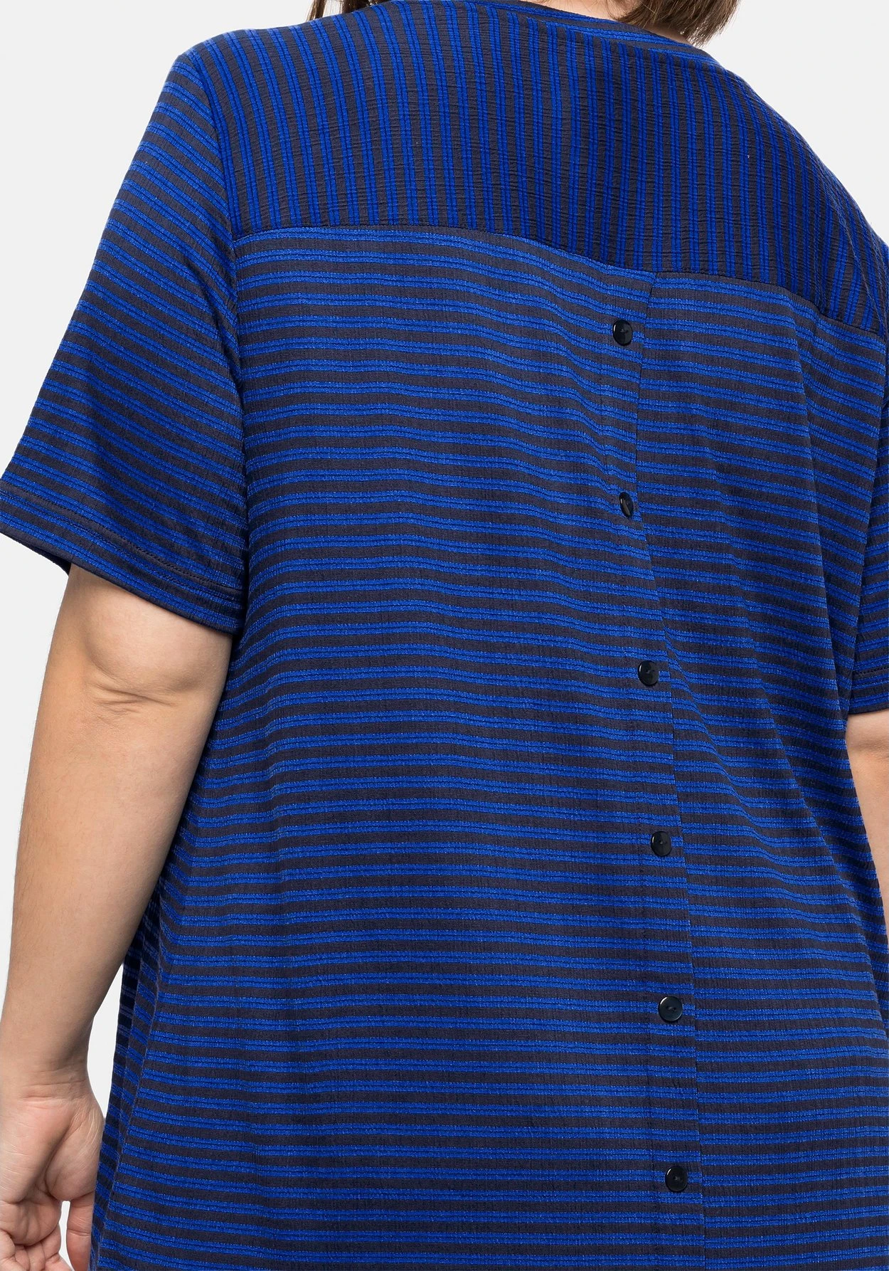 Sheego Ringelshirt Mit Zierknopfleiste Und Passe Hinten 7 Sheego Ringelshirt Mit Zierknopfleiste Und Passe Hinten – Bild 5