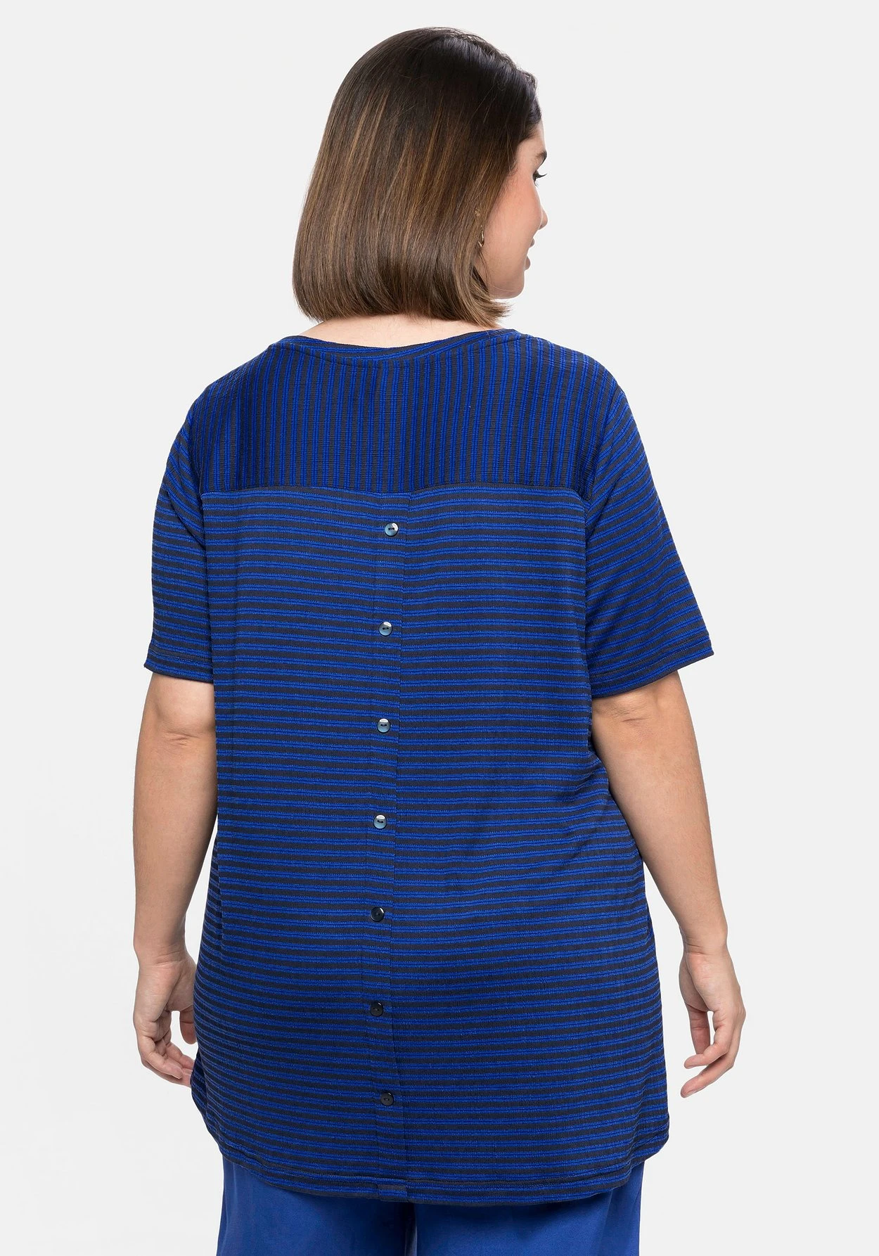 Sheego Ringelshirt Mit Zierknopfleiste Und Passe Hinten 4 Sheego Ringelshirt Mit Zierknopfleiste Und Passe Hinten – Bild 2