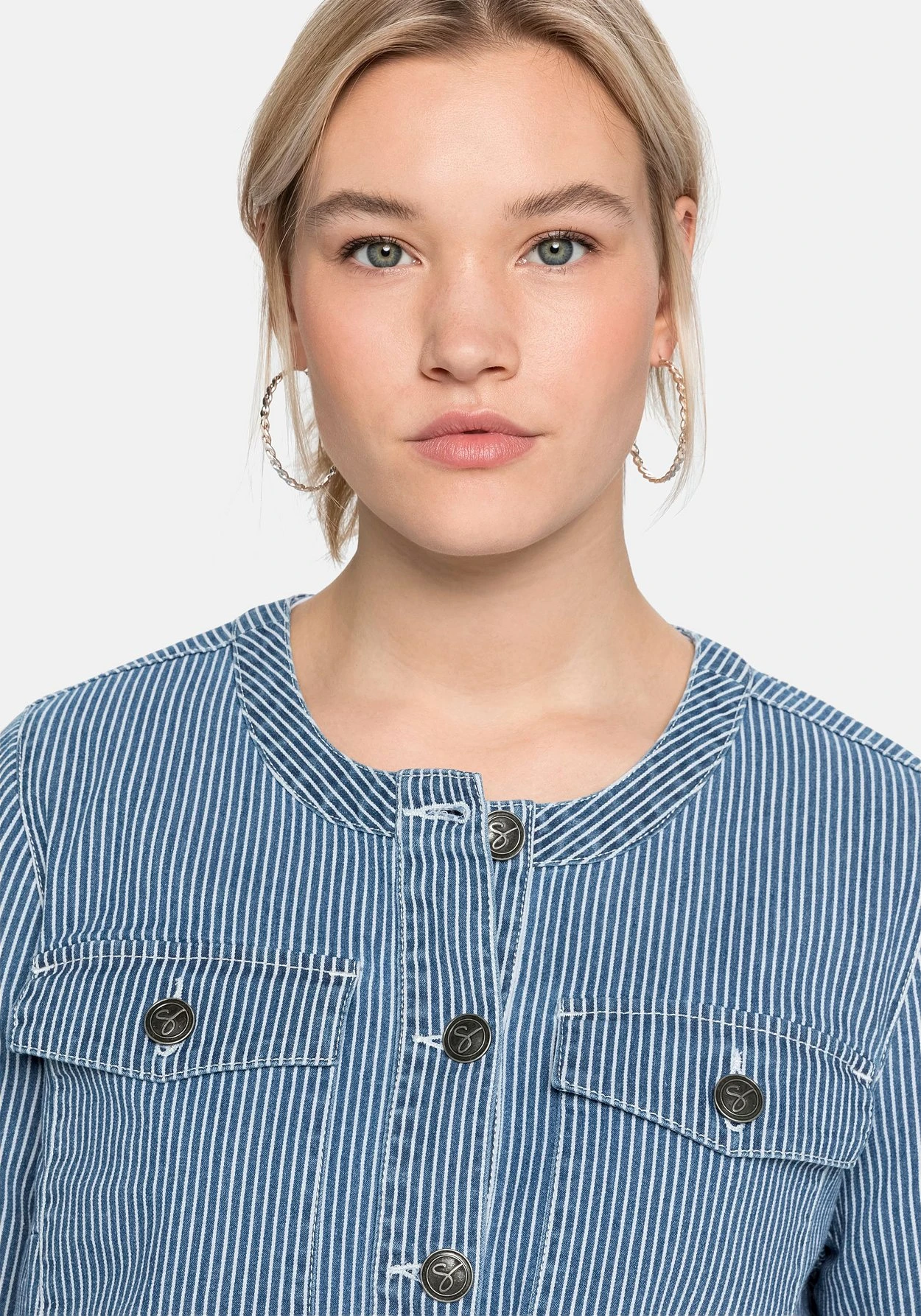 Sheego Jeansjacke Mit Streifen,in Kragenloser Form 7 Sheego Jeansjacke Mit Streifen,in Kragenloser Form – Bild 5