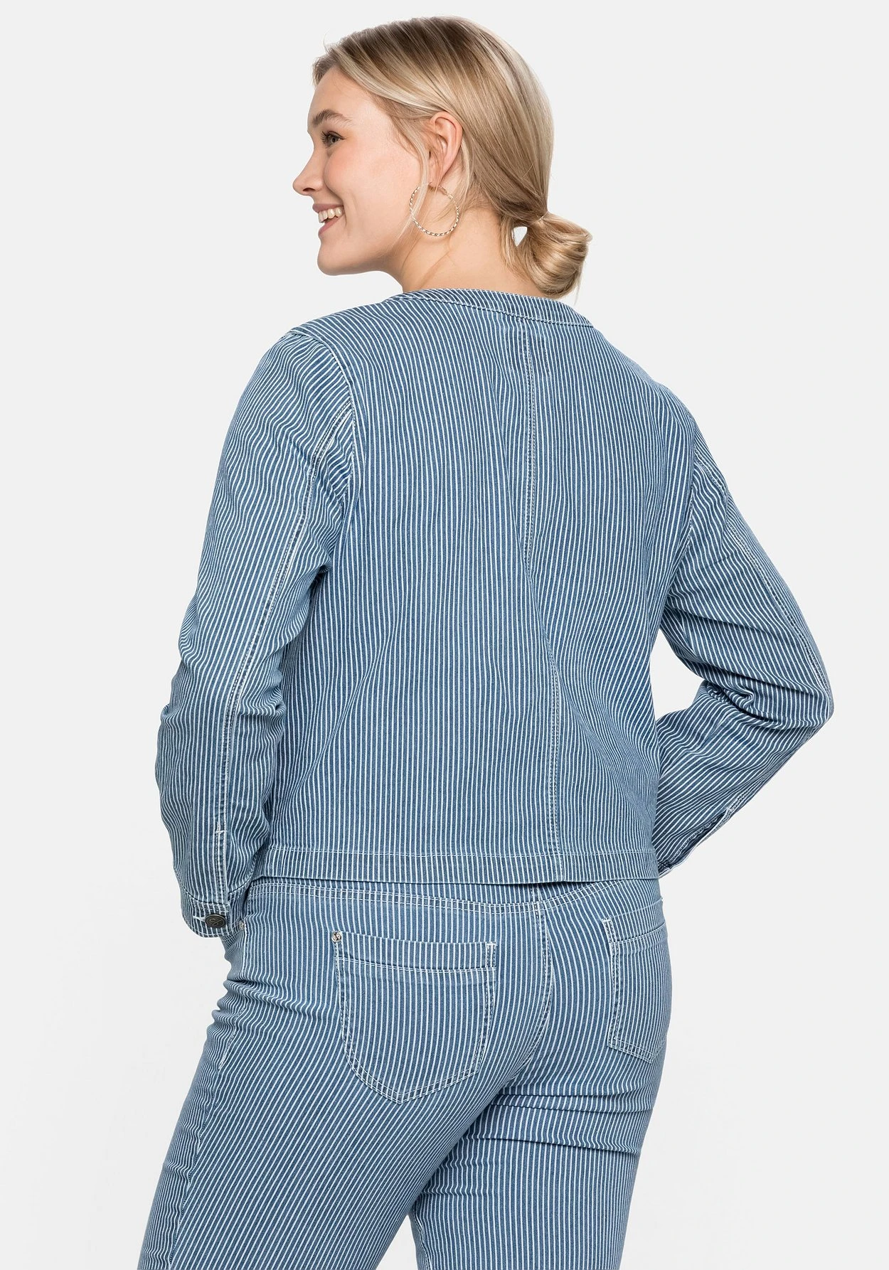 Sheego Jeansjacke Mit Streifen,in Kragenloser Form 4 Sheego Jeansjacke Mit Streifen,in Kragenloser Form – Bild 2
