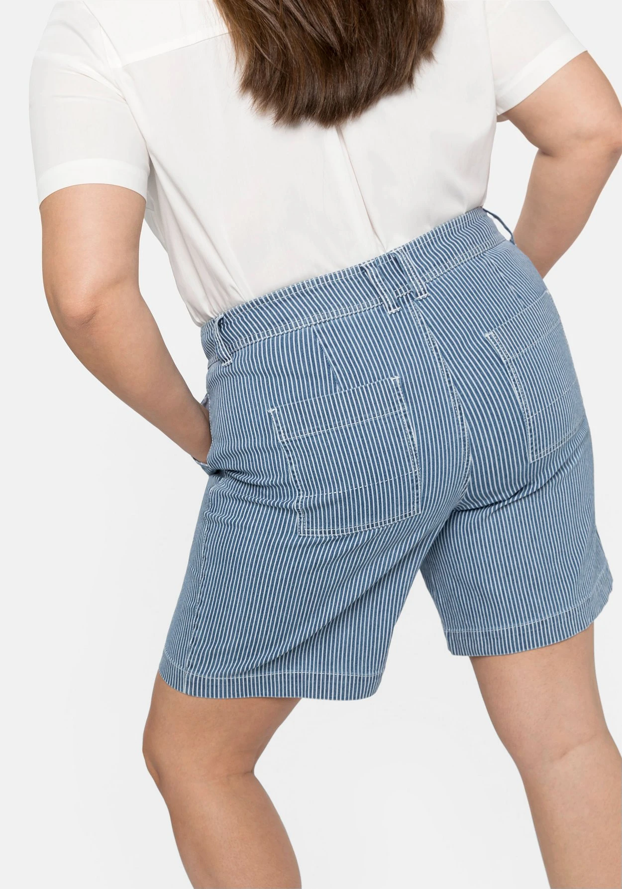 Sheego Bermuda-Jeans Mit Alloverstreifen Und Saumaufschlag 10 Sheego Bermuda-Jeans Mit Alloverstreifen Und Saumaufschlag – Bild 8