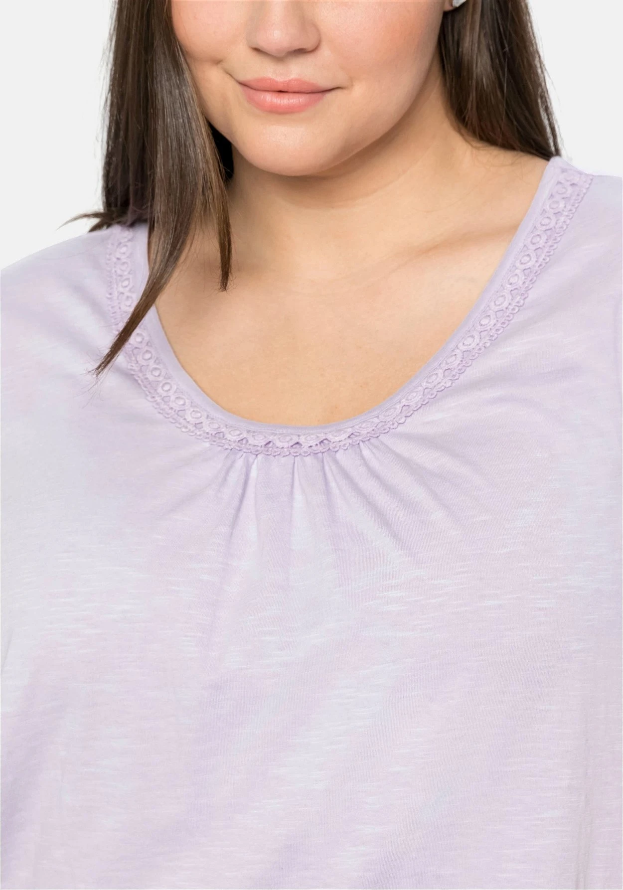 Sheego Shirt Mit Dezenter Spitze Und Raffung Am Ausschnitt 7 Sheego Shirt Mit Dezenter Spitze Und Raffung Am Ausschnitt – Bild 5