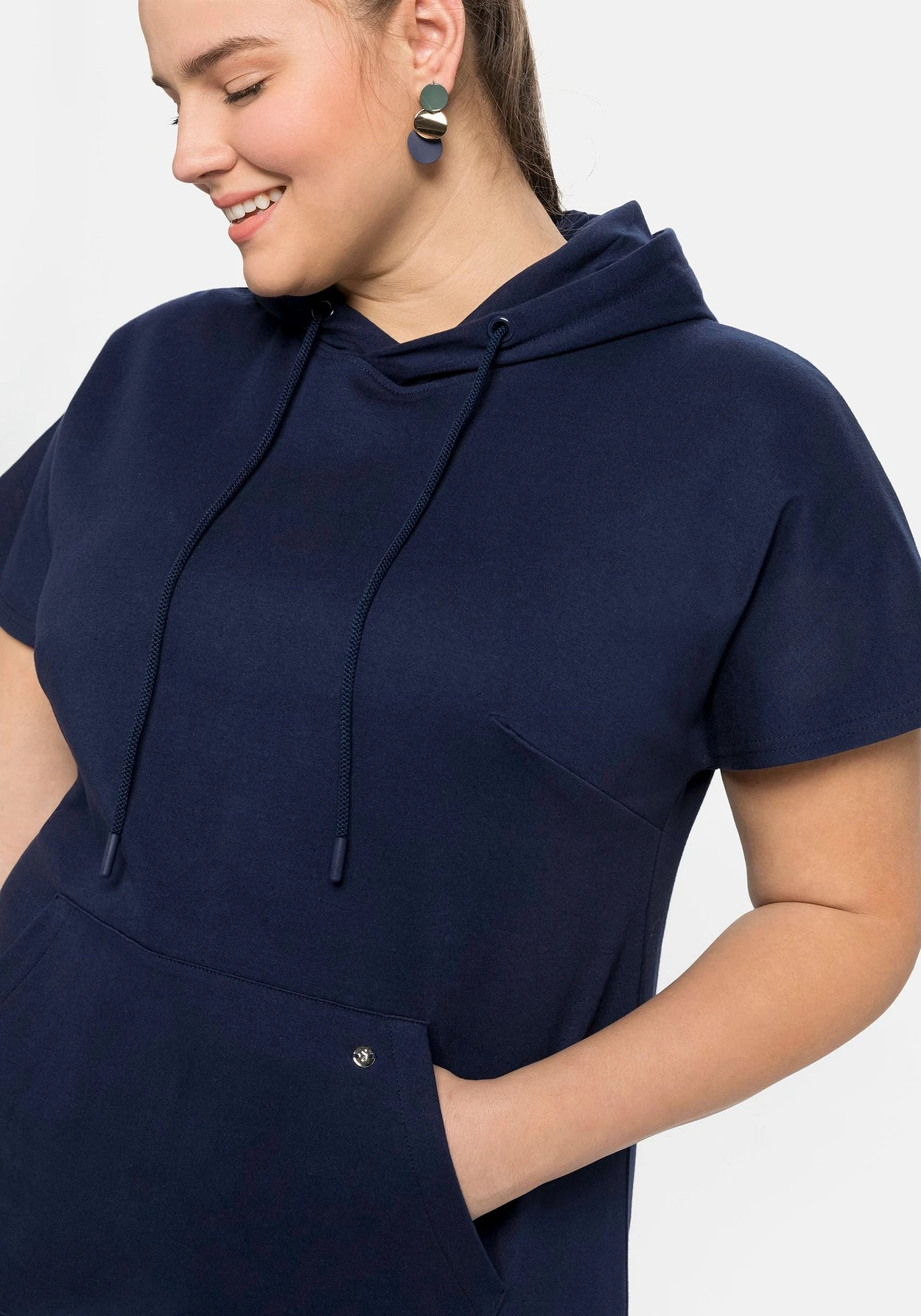 Sheego Shirtkleid Mit Kapuze Und Kängurutasche 8 Sheego Shirtkleid Mit Kapuze Und Kängurutasche – Bild 6