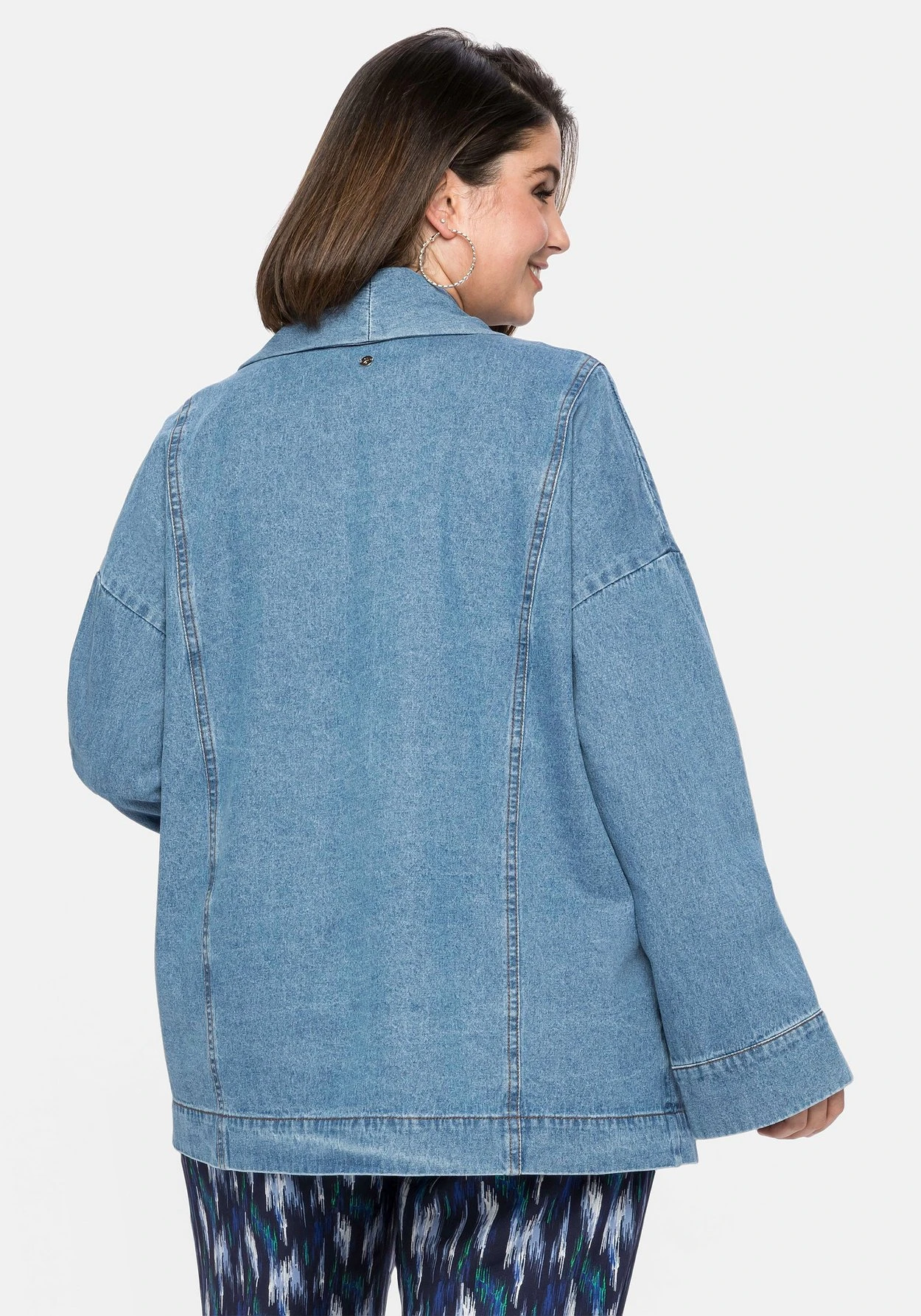 Sheego Jeansjacke Mit Schalkragen, In Kimono-Form 4 Sheego Jeansjacke Mit Schalkragen, In Kimono-Form – Bild 2