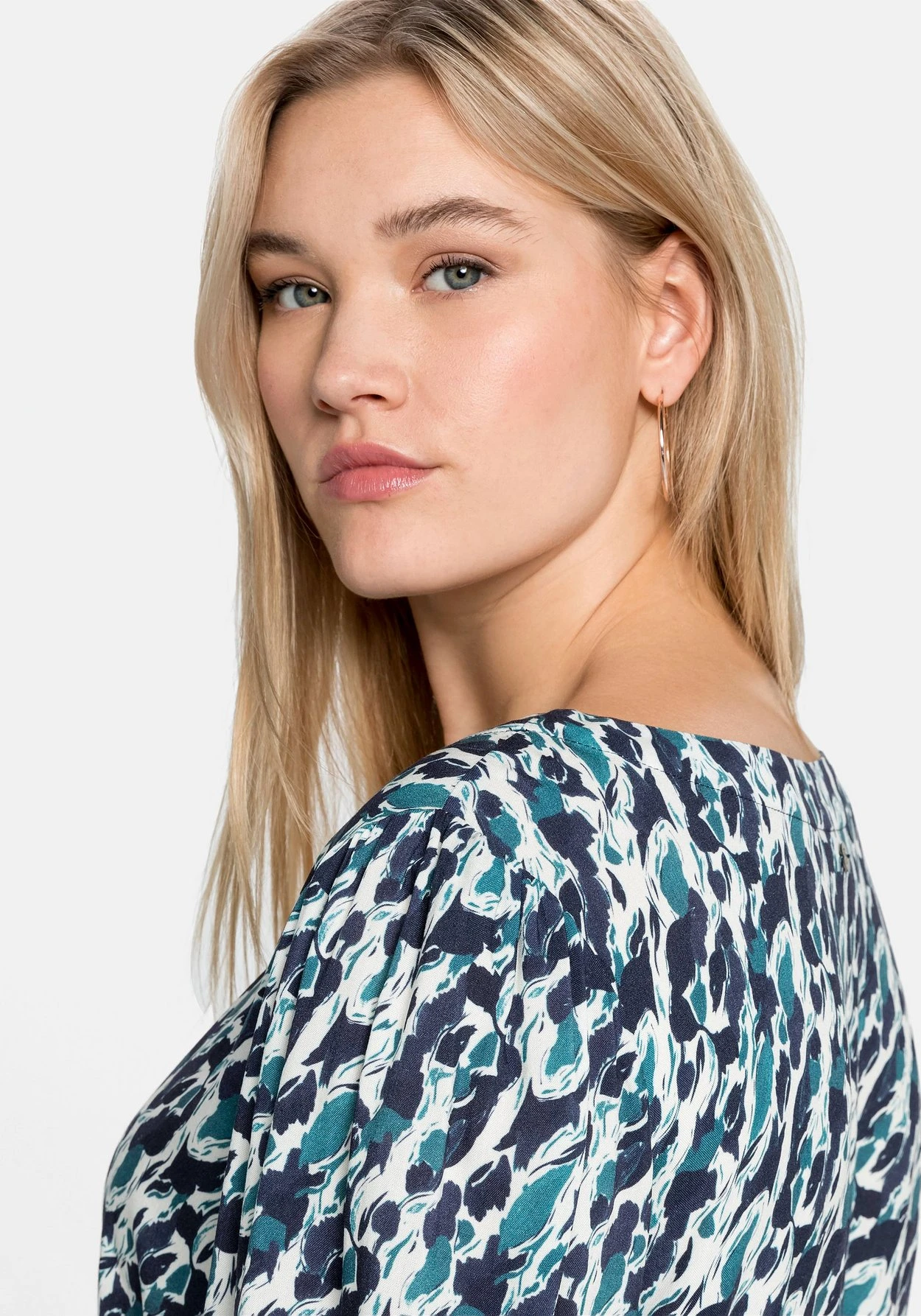 Sheego Longtunika Mit Alloverdruck Und Taillengummizug 7 Sheego Longtunika Mit Alloverdruck Und Taillengummizug – Bild 5