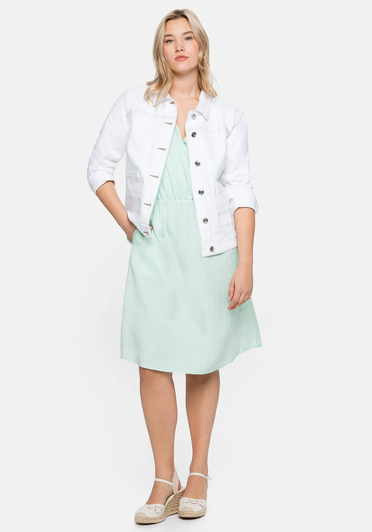 Sheego Jeansjacke Mit Kontrastnähten, In Verkürzter Form 6 Sheego Jeansjacke Mit Kontrastnähten, In Verkürzter Form – Bild 4